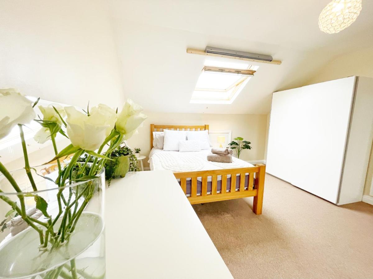 5 Bedroom, Sleeps 9 - Base To Explore Liverpool And Beyond *